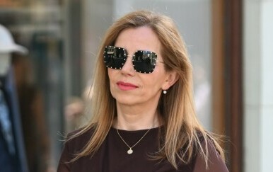 Zgodna dama iz Zagreba u efektnim slingback sandalama zlatne boje