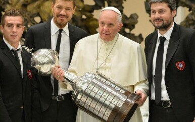 Papa Franjo s trofejem Copa Libertadoresa
