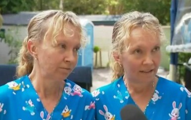 Australske jednojajčane blizanke Bridgette i Paula Powers pri izjavi za vijesti