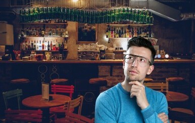 Muškarac koji razmišlja u pubu na kvizu