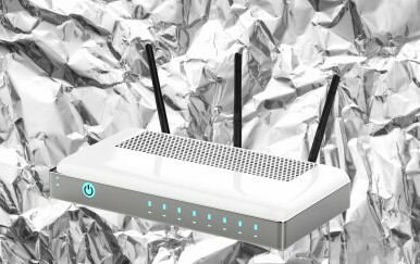 Router za Wi-Fi na pozadini od aluminijske folije