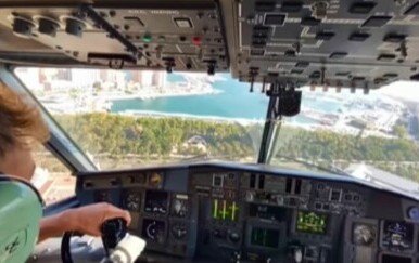 Pilot u vatrogasnom zrakoplovu kako skuplja vodu