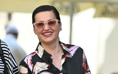 Nina Badrić u bijelom izdanju sa zlatnim detaljima