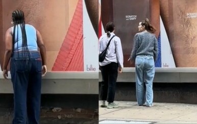 Prolaznici ispred neobičnog plakata