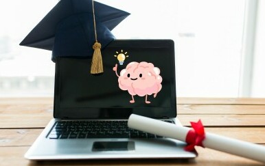 Laptop s diplomom i kapom uz grafiku mozga