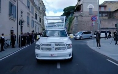 Papin lijes nose prema bazilici gdje će biti pokopan