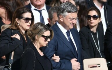 Andrej Plenković i Ana Maslać Plenković na ispraćaju pape Franje - 1