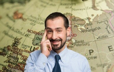 Karta Europe i muškarac koji pokazuje na razmišljanje