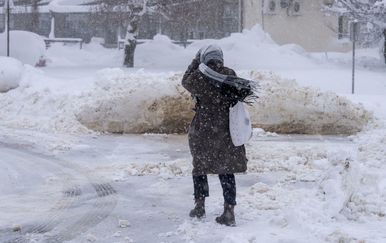 Upaljen crveni meteoalarm: Orkanski udari vjetra i snijeg, ne krećite na put
