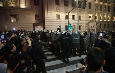 VIDEO Nasilne scene na prosvjedu u Beogradu zbog policijske akcije u Rektoratu, oglasio se Vučić