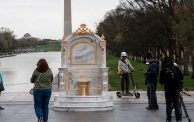 Nova provokacija: Zlatni WC nedaleko od Bijele kuće ismijava Trumpa