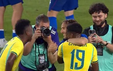 VIDEO Pogledajte susret Modrića, Ancelottija i Vinicusa Juniora