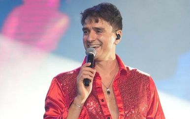 Djevojka Adija Šoše privukla poglede na njegovom koncertu