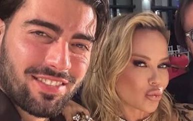 Šime Elez pomogao Maji Šuput u izlasku iz automobila