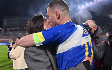 Edin Džeko plasman na Svjetsko prvenstvo slavio u zagrljaju supruge Amre