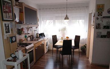 Hitno se prodaje dvosoban stan u samom centru Siska