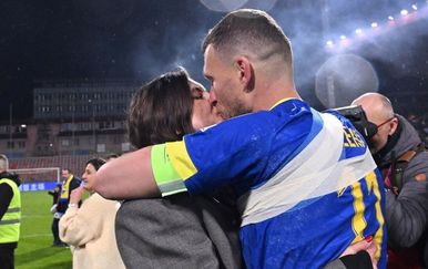 Edin Džeko plasman na Svjetsko prvenstvo slavio u zagrljaju supruge Amre