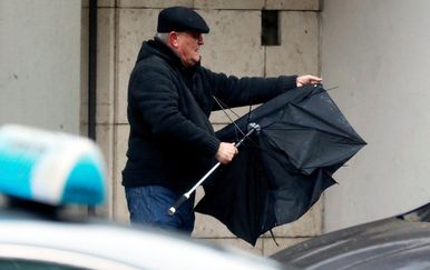 Olujni vjetar ponovno radi probleme. Bura sve jače puše, a najgore se tek očekuje