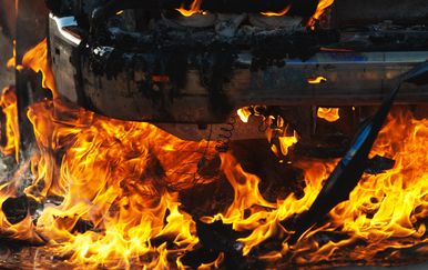 Četiri automobila oštećena u požaru na Maksimiru