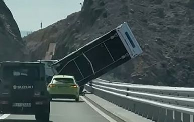 VIDEO Prikolica ostala visjeti s Krčkog mosta: Prevrnula je snažna bura, vozač ignorirao zabranu