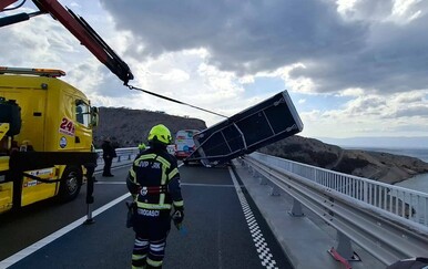 FOTO Vatrogasci u akciji: Pogledajte kako je spašena prikolica koja je ostala visjeti