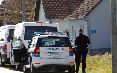 Krš i lom usred noći: Automobilom udario u tri kuće, parkiran auto i stup