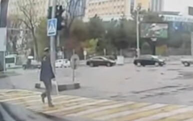 Nitko nije očekivao ovakvu reakciju pješaka - snimka se širi internetom