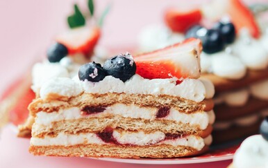 Kolač od jagoda koji se ne peče: Užitak koji se slaže u slojevima