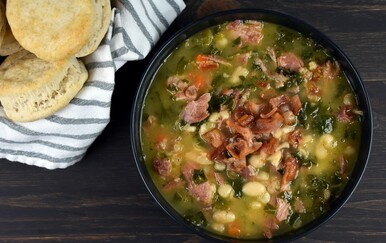 Zeleno varivo s dimljenom šunkom... i malo žestice: Brzo, fino i zasitno