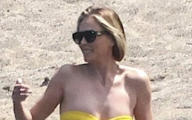 Charlize Theron mamila poglede na plaži na Havajima