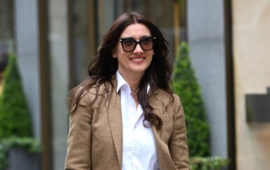 Street style u kratkim svečanim hlačama