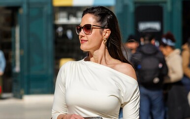 Split špica: Smeđa plisirana suknja u street style izdanju