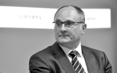 Preminuo je Vlatko Cvrtila