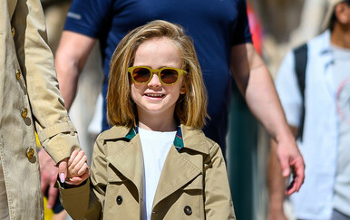 Bloom Tatarinov u mokasinama s mašnicom i baloneru na Stradunu