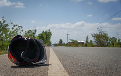 U teškoj prometnoj nesreći poginuo motociklist