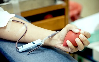 Ova krvna grupa spašava živote – a sada je opasno nedostaje! Jeste li među rijetkima koji je imaju?