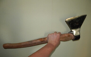 Svađa umalo završila kobno: Muškarac napao dvojicu sjekirom, jedan teško ozlijeđen