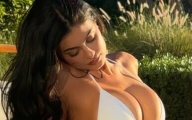 Kylie Jenner pohvalila se oblinama u bijelom bikiniju