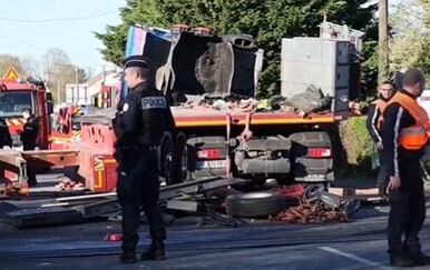 VIDEO Sudar brzog vlaka i vojnog kamiona: Strojovođa poginuo, ozlijeđeno nekoliko putnika