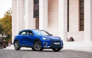Oni koji cijene suptilan luksuz ovih dana biraju Lexus LBX s ratom od svega 280 eura mjesečno — i za to postoji puno dobrih razloga!