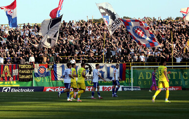 Torcida podignula dvije emotivne poruke: "Hvala ocu i majci..."