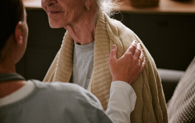 Pravobraniteljica preporučuje: Omogućiti bolovanje za njegu starijih roditelja