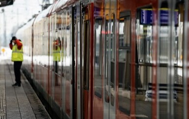 Njemačka: Ugrizla zaposlenika za ruku, želeći ući u vagon dok su se vrata zatvarala
