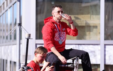 VIDEO Perišić usred slavlja uzeo mikrofon i pivu pa postao apsolutni hit u susjedstvu