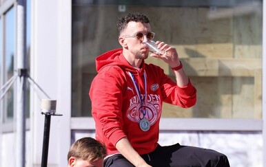 Ivan Perišić s pivom u ruci započeo skandiranja, snimka je postala hit u susjedstvu