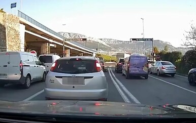 Vozač BMW-a digao živac nekim vozačima, a drugi mu čestitali na snalažljivosti