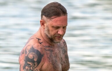 Tom Hardy iznenadio izgledom, uhvaćen je na plaži sa suprugom na Barbadosu