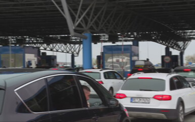 Gužve na granicama zbog novog sustava, fotografiraju se i ostavljaju otiske prstiju: "Policij