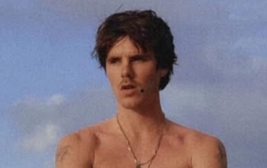 Cruz Beckham golišavim fotkama reklamira prvi album