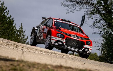 VIDEO Francuza su milimetri od zabijanja u drvo: Izletio je, izvrtio se...